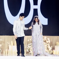 Anak kedua Ahmad Dhani dan Maia Estianty ini terlihat menggandeng tangan Syifa Hadju saat mulai catwalk sambil menebar senyuman. El Rumi tampil simpel dengan baju koko print lengan panjang dengan motif yang minimalis. Foto: Mohammad Abduh/detikcom