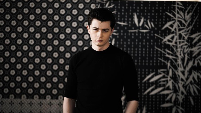 Penyanyi Inggris Elliot James Reay tampil memukau di Jakarta, memperkenalkan lagu baru dan berbagi pengalaman kuliner.