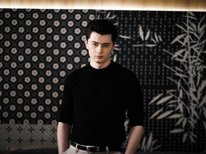 Elliot James Ray Sapa Penggemar di Jakarta