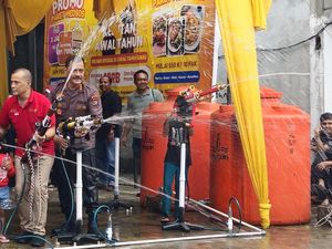Festival Perang Air Selatpanjang Meriah, Kombes Pandra Ikut Tembak-tembak Air