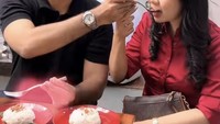 Frans Faisal dan Indah sering membagikan momen mesra bersama. Makan di kafe dan saling bersuapan jadi gayanya untuk menunjukkan kasih sayang. Foto: Instagram/fransfaisal_