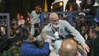 Sandera Israel lainnya, Gadi Moses, 80 tahun, juga dibebaskan bersama dengan lima warga negara Thailand. Mereka awalnya bekerja di pertanian Israel di dekat Gaza ketika para militan menerobos pagar perbatasan. (AP Photo/Nasser Nasser)