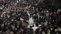 Hamas menyerahkan tiga sandera Israel dan lima warga Thailand di Gaza sebagai bagian dari kesepakatan pertukaran tahanan yang telah disepakati sebelumnya. (AP Photo/Mahmoud Illean)