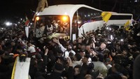 Pada Kamis, bus-bus tiba di kota Ramallah, Tepi Barat, membawa sekitar 110 tahanan Palestina yang akan dibebaskan sebagai bagian dari perjanjian bertahap gencatan senjata yang menghentikan perang pada 19 Januari. (AP Photo/Mahmoud Illean)