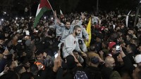 Namun, prosesi serah terima sandera di kota Khan Younis berlangsung dalam situasi yang tegang dan kacau, yang membuat Perdana Menteri Israel Benjamin Netanyahu mengecam dan menunda pembebasan tahanan Palestina. (AP Photo/Mahmoud Illean)