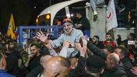 Para tahanan disambut oleh kerumunan orang yang bersorak-sorai di wilayah Palestina yang diduduki Israel. Orang-orang bahkan meneriakkan kami mengorbankan jiwa dan darah kami untukmu. (AP Photo/Mahmoud Illean)