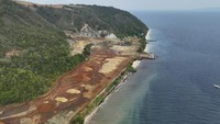 Dalam Undang-Undang Nomor 27 Tahun 2007 tentang Pengelolaan Wilayah Pesisir dan Pulau-Pulau Kecil, kegiatan pertambangan tidak diprioritaskan dan bahkan dapat dilarang jika mengakibatkan kerusakan lingkungan. Pembatasan tersebut juga telah diperkuat melalui putusan Mahkamah Konstitusi. (Auriga Nusantara via AP)