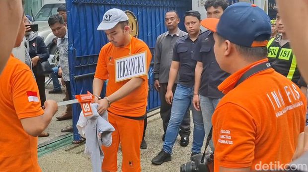 Ibu kandung Abraham Michael, Farida Felix, mengklaim sudah bertemu dengan istri dari Septian (37), satpam korban pembunuhan. Dia mengaku telah mendapat maaf. (M Sholihin/detikcom)