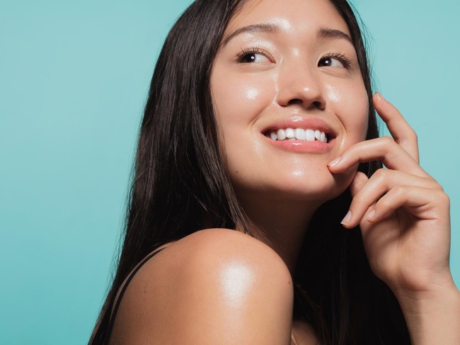 Ilustrasi wanita memakai skincare