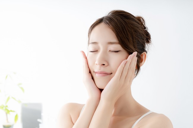 Ilustrasi wanita memakai skincare