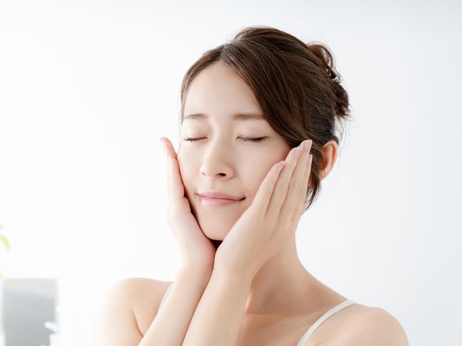 Ilustrasi wanita memakai skincare