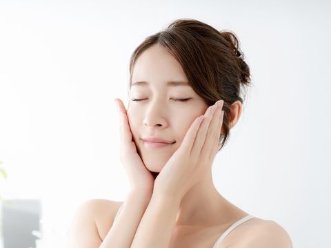 Ilustrasi wanita memakai skincare