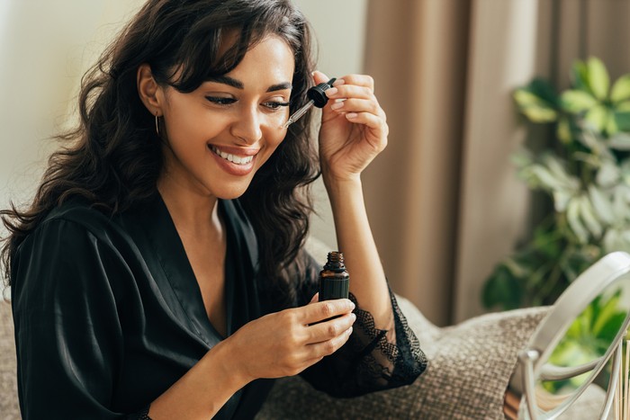 Ilustrasi wanita memakai skincare
