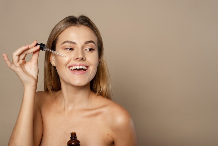 Ilustrasi wanita memakai skincare