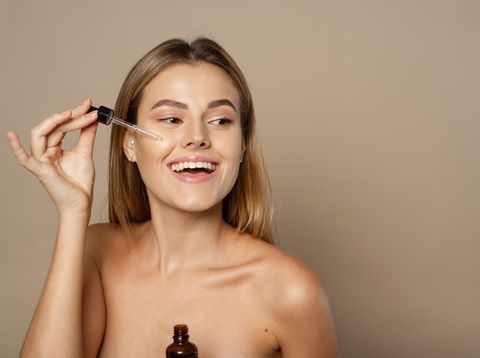 Ilustrasi wanita memakai skincare