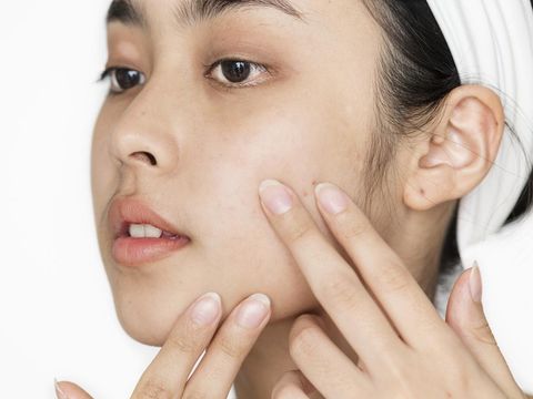 Ilustrasi wanita memakai skincare