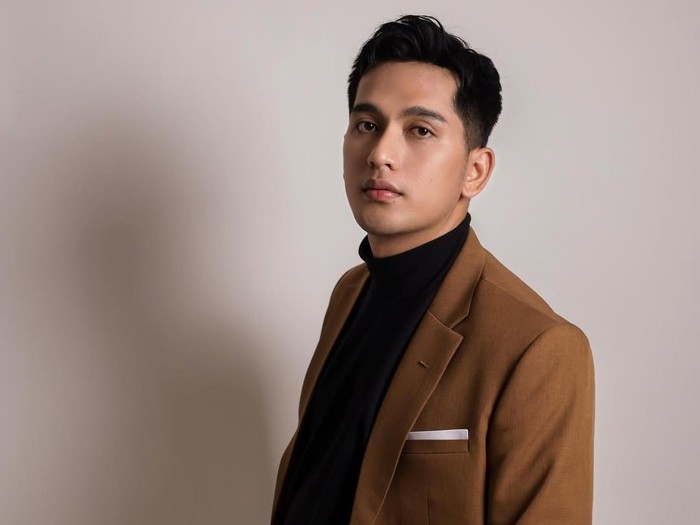 Ilyas Bachtiar kembali ke dunia seni dengan novel Tabayyun. Kisah cinta Zalina dan Arlo menggugah hati, diadaptasi menjadi film.