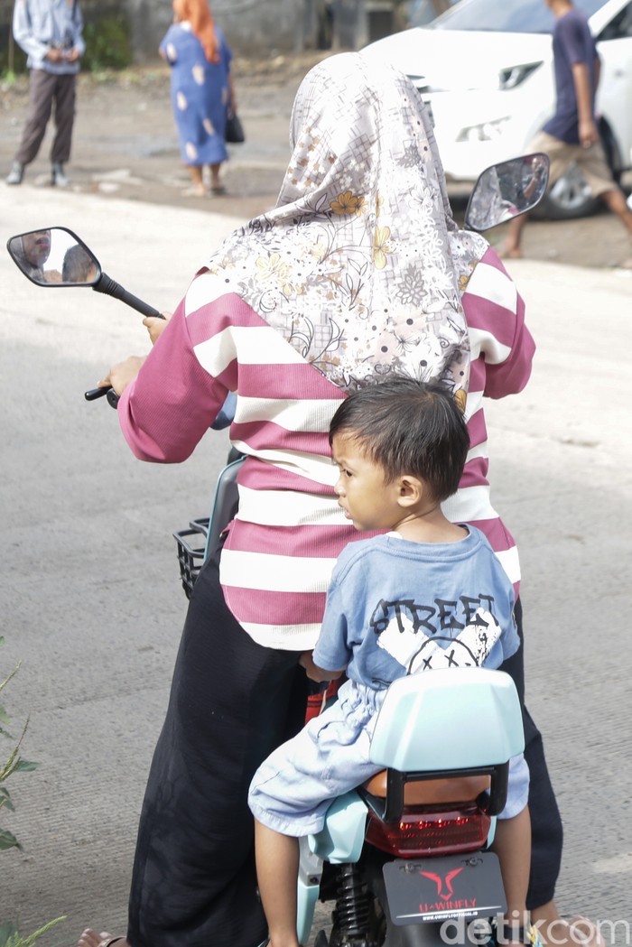 Warga menaiki sepeda listrik di Kecamatan Solear, Tangerang, Jumat (31/1/2025). Seperti kendaraan lain, pengendara sepeda listrik wajib melengkapi diri dengan peralatan berkendara. Sejumlah fitur di kendaraan listrik juga harus berfungsi untuk memastikan keamanan dan kenyamanan pengendara serta pengguna jalan lain.