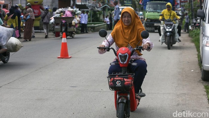 Ingat! Jangan Asal Pakai Sepeda Listrik di Jalan Raya Warga menaiki sepeda listrik di Kecamatan Solear, Tangerang, Jumat (31/1/2025). Seperti kendaraan lain, pengendara sepeda listrik wajib melengkapi diri dengan peralatan berkendara. Sejumlah fitur di kendaraan listrik juga harus berfungsi untuk memastikan keamanan dan kenyamanan pengendara serta pengguna jalan lain.