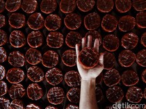 Ini Pabrik Kue Keranjang Buatan Imas dari Cikarang