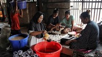 Semua pekerja di sentra kue keranjang ini masih memiliki hubungan kekerabatan.