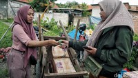Imas (kiri) melayani pembeli yang datang langsung ke pabriknya.