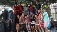 Imas (keempat kiri) dan Kesih (kedua kiri) berfoto bersama karyawan yang masih keluarga sendiri.