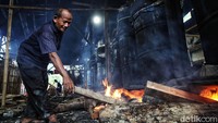 Bisnis Dodol China Cikarang milik Imas dan Kesih ini merupakan bisnis keluarga. Karyawan dibayar dengan sistem borongan Rp 80.000 - Rp 100.000.