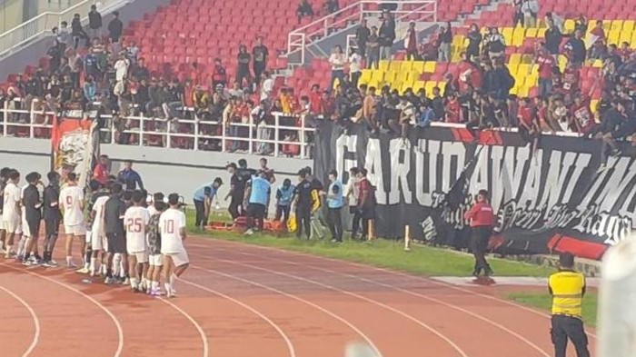 Insiden suporter Garuda tercebur selokan Stadion Delora Delta Sidoarjo