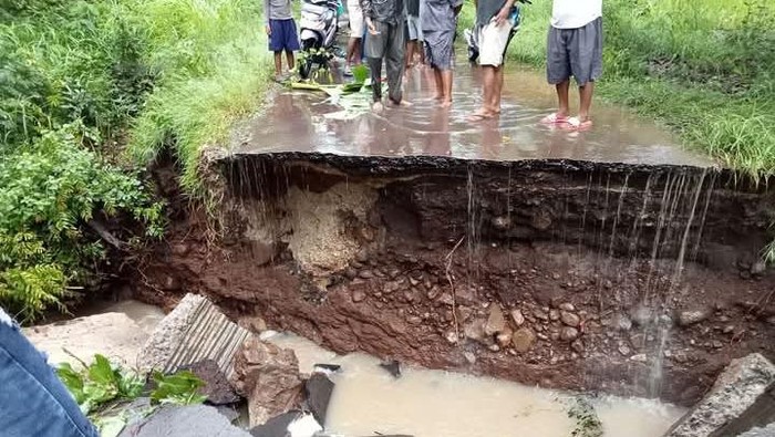 Jalan putus di Flores Timur, NTT, setelah hujan deras, Jumat (31/1/2025).