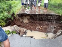 Jalan Putus akibat Hujan Deras di Flores Timur, Siswa Terpaksa Diliburkan