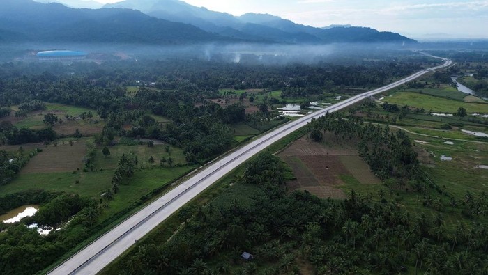 Foto udara ruas jalan tol Padang - Sicincin yang masih dalam tahap penyelesaian dengan latar Gunung Tandikek dan Marapi di Lubuk Alung, Padang Pariaman, Sumatera Barat, Jumat (31/1/2025). Hutama Karya Infrastruktur berupaya merampungkan pengerjaan jalan tol Padang-Pekanbaru Seksi Padang-Sicincin sepanjang 36,6 kilometer itu menjelang Ramadhan 1446 Hijriah.  ANTARA FOTO/Iggoy el Fitra/nz