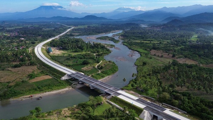 Jalan Tol Padang-Sicincin Disiapkan Jelang Ramadan Foto udara ruas jalan tol Padang - Sicincin yang masih dalam tahap penyelesaian dengan latar Gunung Tandikek dan Marapi di Lubuk Alung, Padang Pariaman, Sumatera Barat, Jumat (31/1/2025). Hutama Karya Infrastruktur berupaya merampungkan pengerjaan jalan tol Padang-Pekanbaru Seksi Padang-Sicincin sepanjang 36,6 kilometer itu menjelang Ramadhan 1446 Hijriah. ANTARA FOTO/Iggoy el Fitra/nz