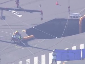 Ada Sinkhole di Tengah Jalan, 1 Juta Warga Diminta Tak Banyak Mandi dan Mencuci