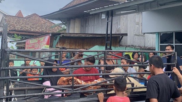 Jenazah korban ditemukan dan dibawa ke rumah duka.