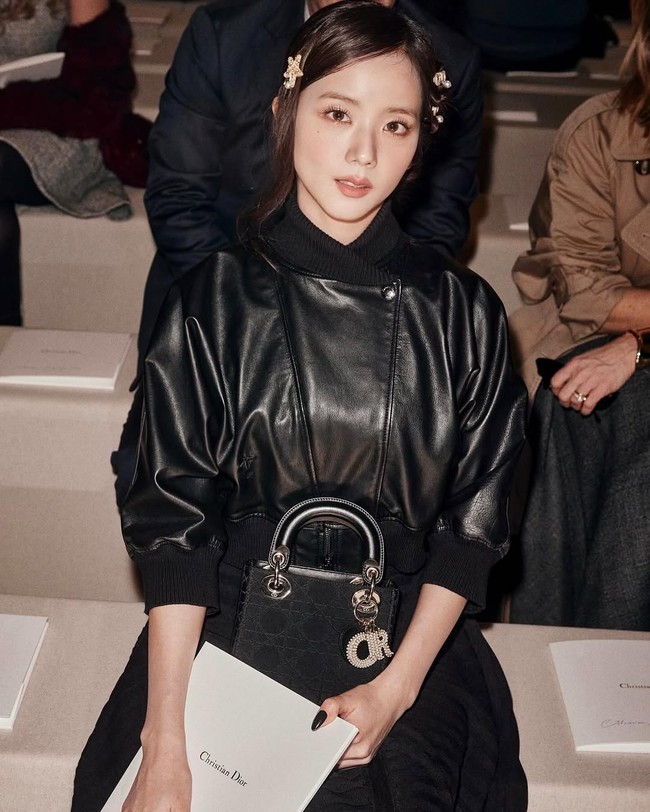 Jisoo duduk di barisan depan, menegaskan statusnya sebagai global ambassador Dior. Penampilannya yang serba hitam memberikan kesan elegan sekaligus edgy. Foto: Instagram/@sooyaaa__