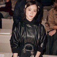Jisoo duduk di barisan depan, menegaskan statusnya sebagai global ambassador Dior. Penampilannya yang serba hitam memberikan kesan elegan sekaligus edgy. Foto: Instagram/@sooyaaa__