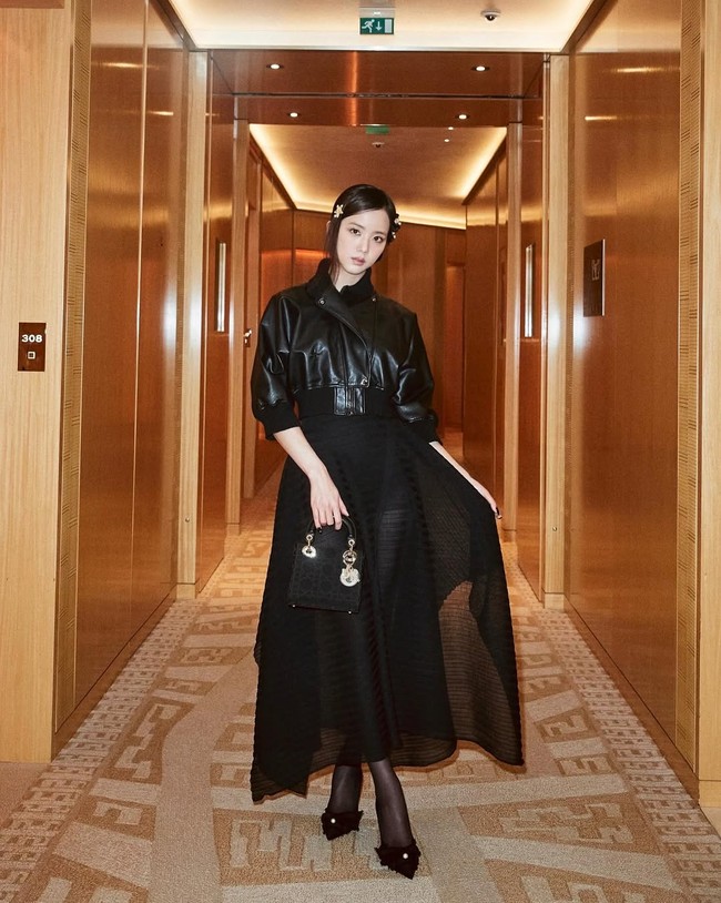 Pelantun lagu ‘Flower’ ini mengenakan jaket kulit hitam dengan potongan minimalis dan modern, dipadu dengan rok transparan dan pointy shoes berwarna senada. Foto: Instagram/@sooyaaa__