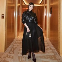 Pelantun lagu ‘Flower’ ini mengenakan jaket kulit hitam dengan potongan minimalis dan modern, dipadu dengan rok transparan dan pointy shoes berwarna senada. Foto: Instagram/@sooyaaa__