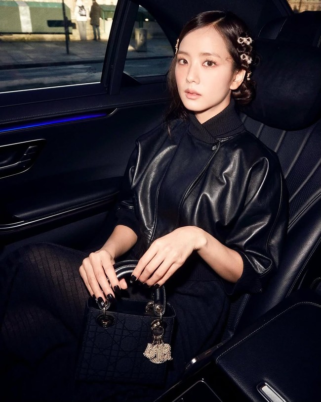 Sementara itu, jepit berbentuk pita dihiasi mutiara dan kristal berpendar warna perak, yang masing-masing seharga Rp 9,2 juta. Foto: Instagram/@sooyaaa__