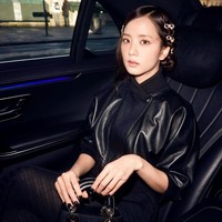 Sementara itu, jepit berbentuk pita dihiasi mutiara dan kristal berpendar warna perak, yang masing-masing seharga Rp 9,2 juta. Foto: Instagram/@sooyaaa__