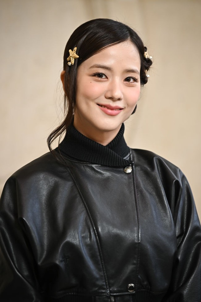 Jepit rambut yang dikenakan Jisoo sukses menjadi statement utama dalam penampilannya. Jepit berbentuk bintang laut dan pita menghiasi rambutnya, ditata bersusun untuk tampilan playful namun tetap elegan. Foto: Stephane Cardinale - Corbis/Corbis via Getty Images