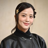 Jepit rambut yang dikenakan Jisoo sukses menjadi statement utama dalam penampilannya. Jepit berbentuk bintang laut dan pita menghiasi rambutnya, ditata bersusun untuk tampilan playful namun tetap elegan. Foto: Stephane Cardinale - Corbis/Corbis via Getty Images