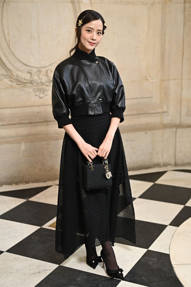 Rambut Jisoo ditata rapi dengan beberapa helai dibiarkan menjuntai di sisi wajah, memberikan kesan natural yang memperhalus tampilan keseluruhan. Foto: Stephane Cardinale - Corbis/Corbis via Getty Images