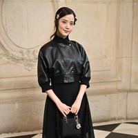 Rambut Jisoo ditata rapi dengan beberapa helai dibiarkan menjuntai di sisi wajah, memberikan kesan natural yang memperhalus tampilan keseluruhan. Foto: Stephane Cardinale - Corbis/Corbis via Getty Images