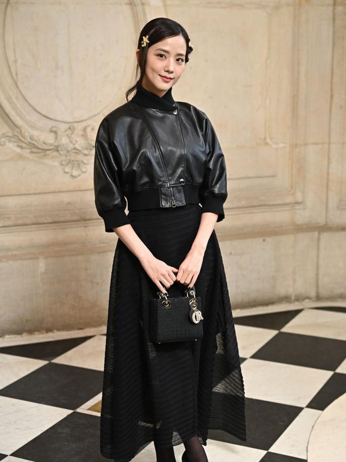 PARIS, FRANCE - JANUARY 27: (EDITORIAL USE ONLY - For Non-Editorial use please seek approval from Fashion House) Jisoo attends the Christian Dior Haute Couture Spring-Summer 2025 show as part of Paris Fashion Week on January 27, 2025 in Paris, France. (Photo by Stephane Cardinale - Corbis/Corbis via Getty Images)