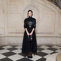 Makeup Jisoo mengusung tema natural dengan sentuhan glamor. Fokus utama pada riasan mata yang tajam dan bibir berwarna nude pink. Foto: Stephane Cardinale - Corbis/Corbis via Getty Images