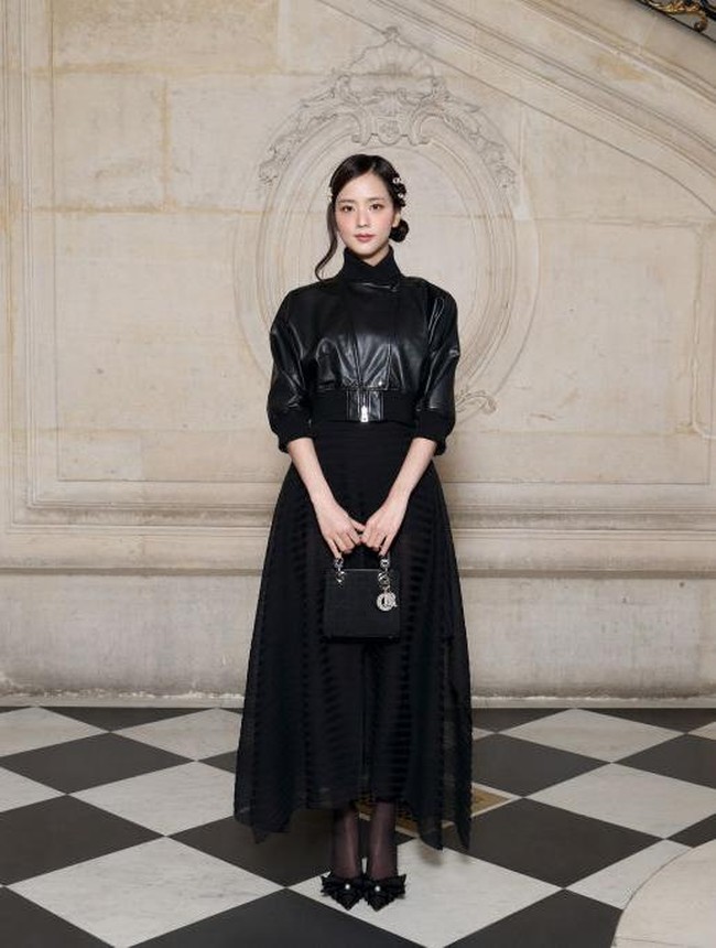 Makeup Jisoo mengusung tema natural dengan sentuhan glamor. Fokus utama pada riasan mata yang tajam dan bibir berwarna nude pink. Foto: Stephane Cardinale - Corbis/Corbis via Getty Images