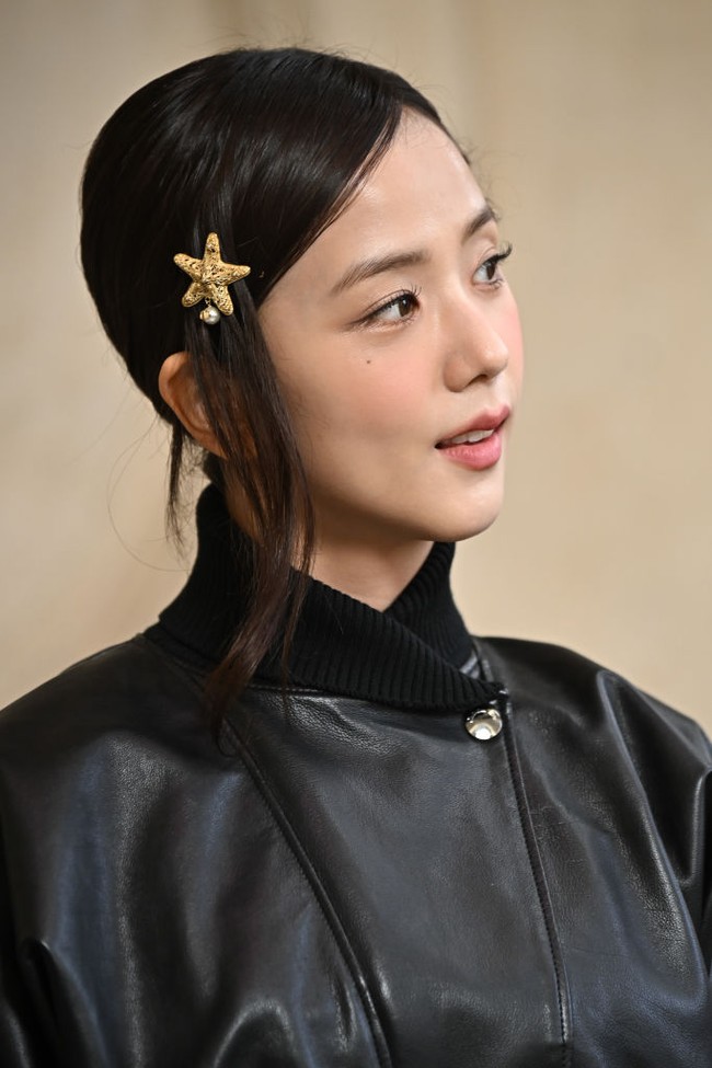 Jepit rambut berbentuk bintang laut terbuat dari metal dengan sepihan emas kuning serta hiasan mutiara. Aksesori ini dibanderol seharga Rp 8,6 juta. Foto: Stephane Cardinale - Corbis/Corbis via Getty Images
