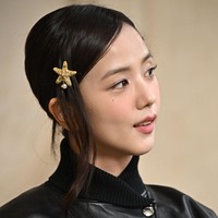 Jepit rambut berbentuk bintang laut terbuat dari metal dengan sepihan emas kuning serta hiasan mutiara. Aksesori ini dibanderol seharga Rp 8,6 juta. Foto: Stephane Cardinale - Corbis/Corbis via Getty Images